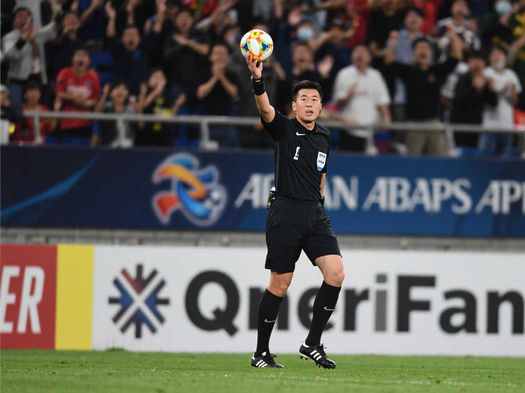 马宁亚冠执法引不满 频漏判犯规遭全场嘘声 马宁亚冠执法引不满 频漏判犯规遭全场嘘声